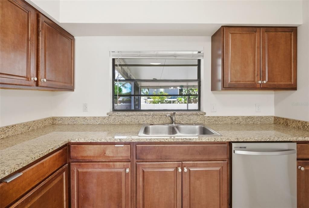 Activo con contrato: $435,000 (3 camas, 2 baños, 1598 Pies cuadrados)