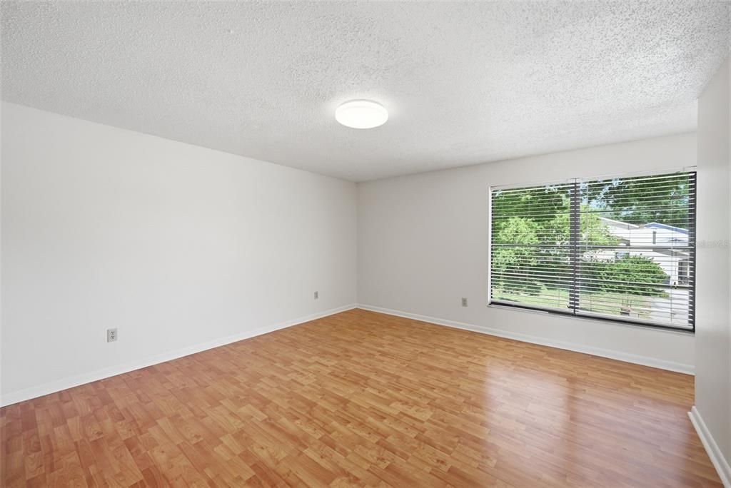 Activo con contrato: $435,000 (3 camas, 2 baños, 1598 Pies cuadrados)