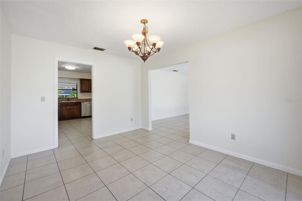 Activo con contrato: $435,000 (3 camas, 2 baños, 1598 Pies cuadrados)