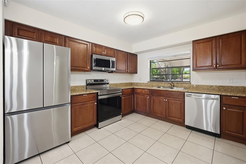 Activo con contrato: $435,000 (3 camas, 2 baños, 1598 Pies cuadrados)