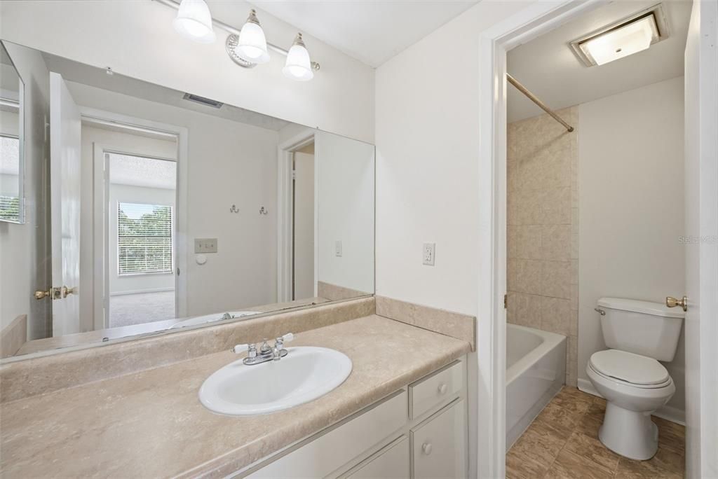 Activo con contrato: $435,000 (3 camas, 2 baños, 1598 Pies cuadrados)