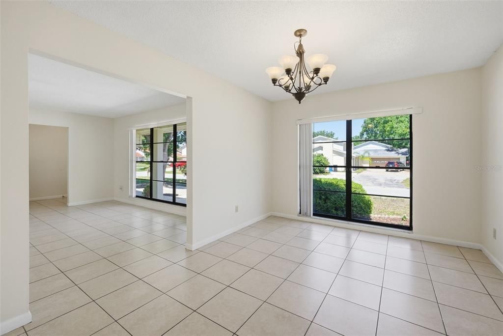 Activo con contrato: $435,000 (3 camas, 2 baños, 1598 Pies cuadrados)