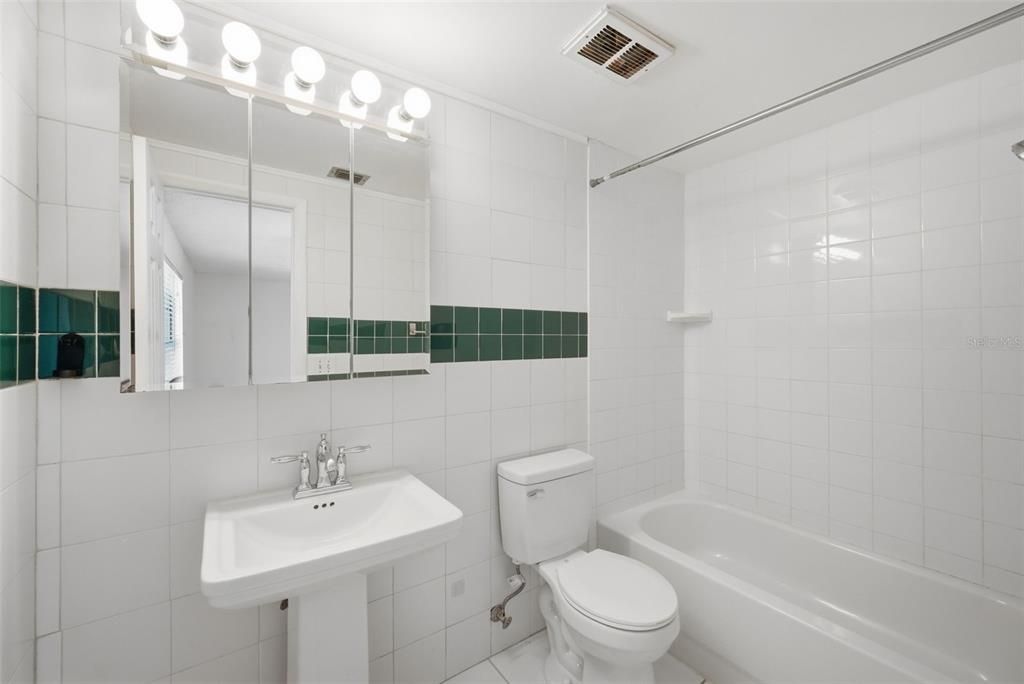 Activo con contrato: $435,000 (3 camas, 2 baños, 1598 Pies cuadrados)