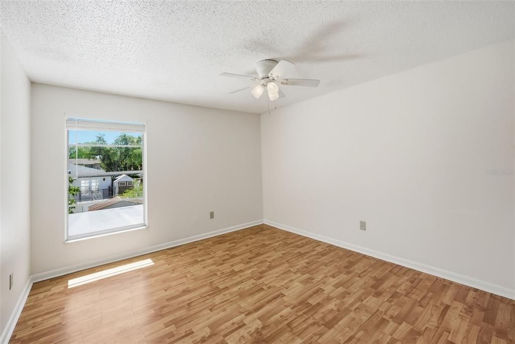 Activo con contrato: $435,000 (3 camas, 2 baños, 1598 Pies cuadrados)