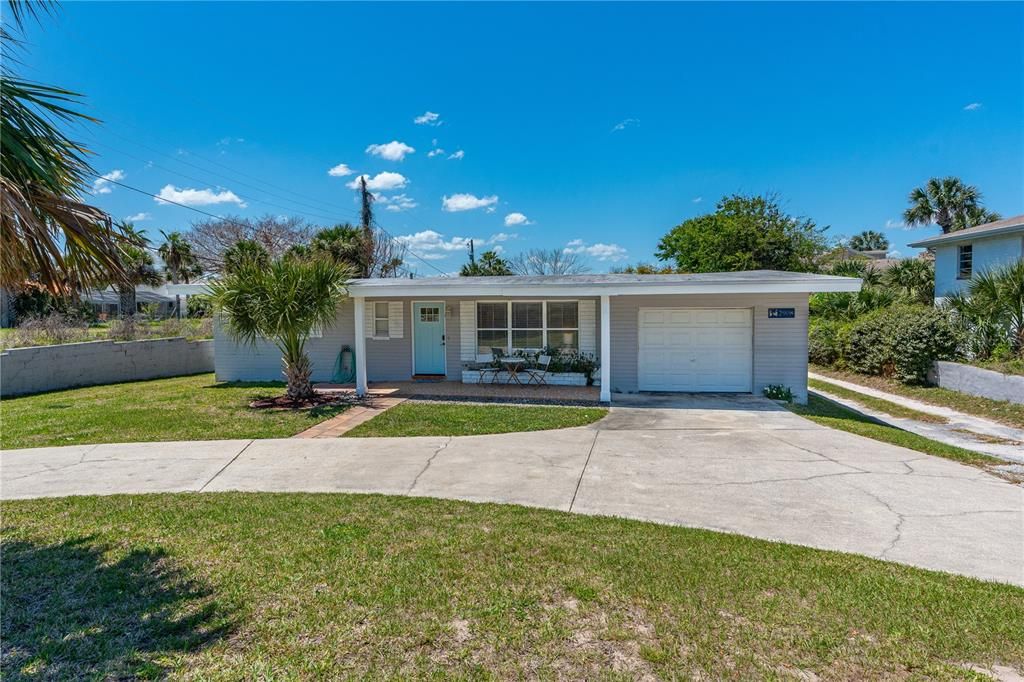 For Sale: $399,000 (2 beds, 1 baths, 1120 Square Feet)