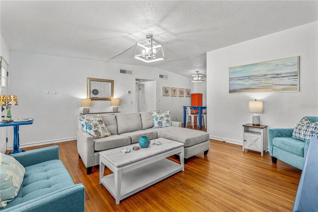 For Sale: $399,000 (2 beds, 1 baths, 1120 Square Feet)
