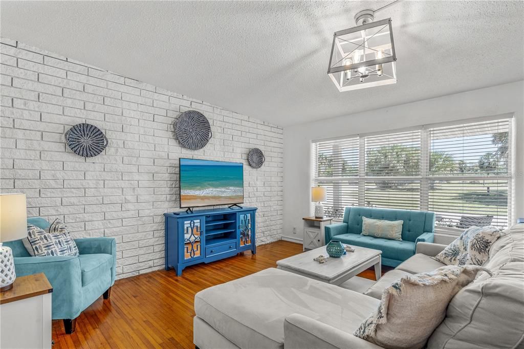 For Sale: $399,000 (2 beds, 1 baths, 1120 Square Feet)