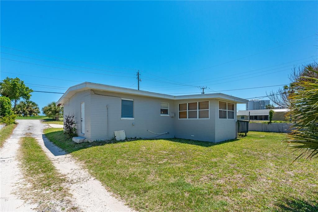 For Sale: $399,000 (2 beds, 1 baths, 1120 Square Feet)