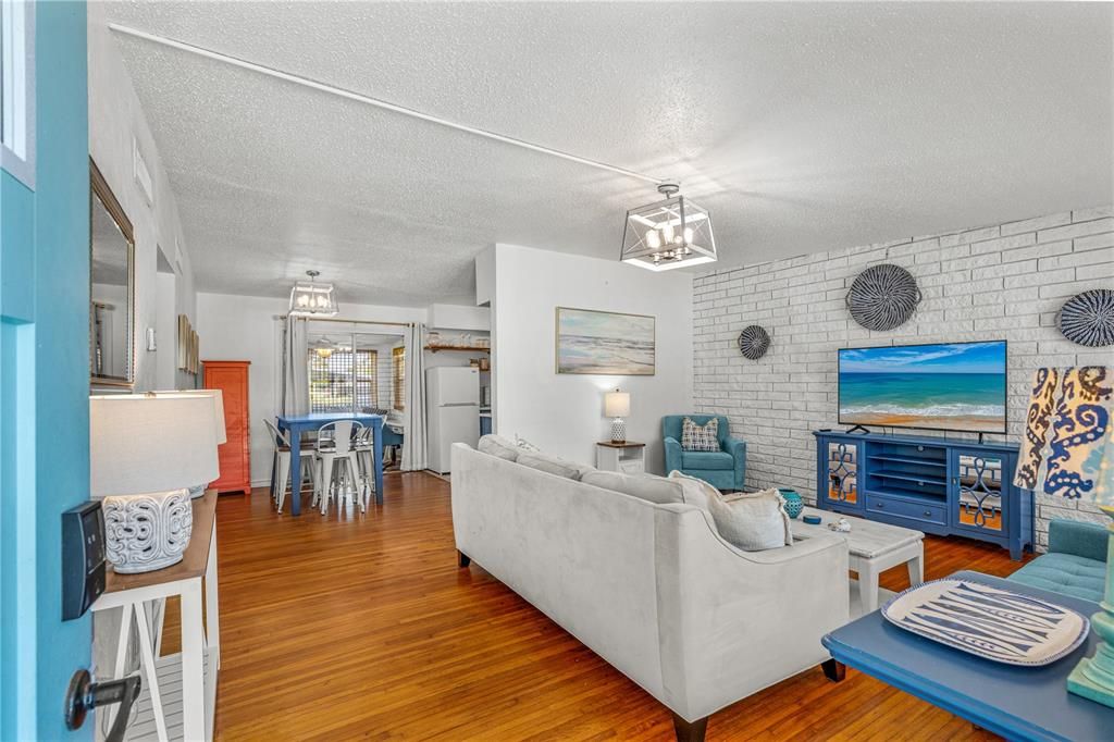 For Sale: $399,000 (2 beds, 1 baths, 1120 Square Feet)