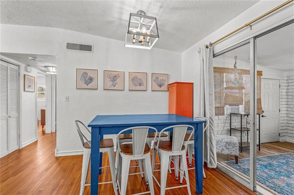 For Sale: $399,000 (2 beds, 1 baths, 1120 Square Feet)