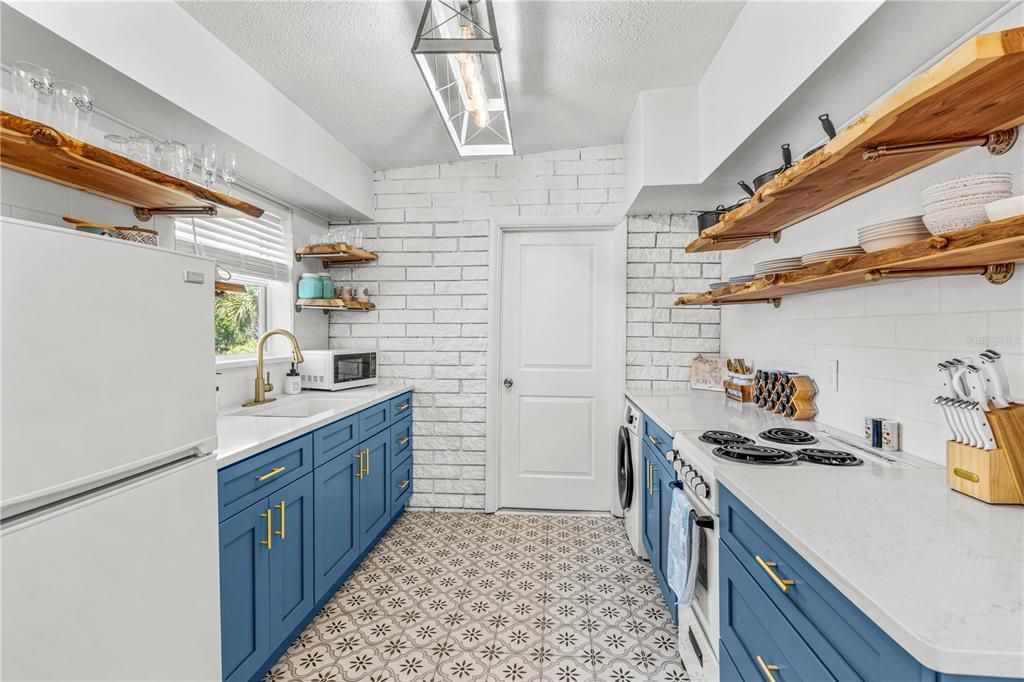 For Sale: $399,000 (2 beds, 1 baths, 1120 Square Feet)