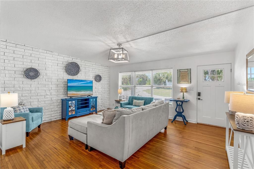 For Sale: $399,000 (2 beds, 1 baths, 1120 Square Feet)