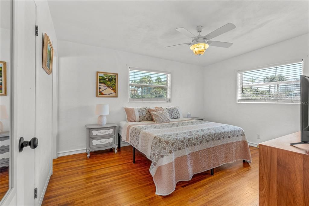 For Sale: $399,000 (2 beds, 1 baths, 1120 Square Feet)
