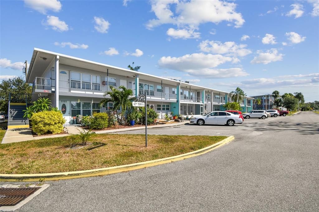 For Sale: $128,000 (2 beds, 1 baths, 835 Square Feet)
