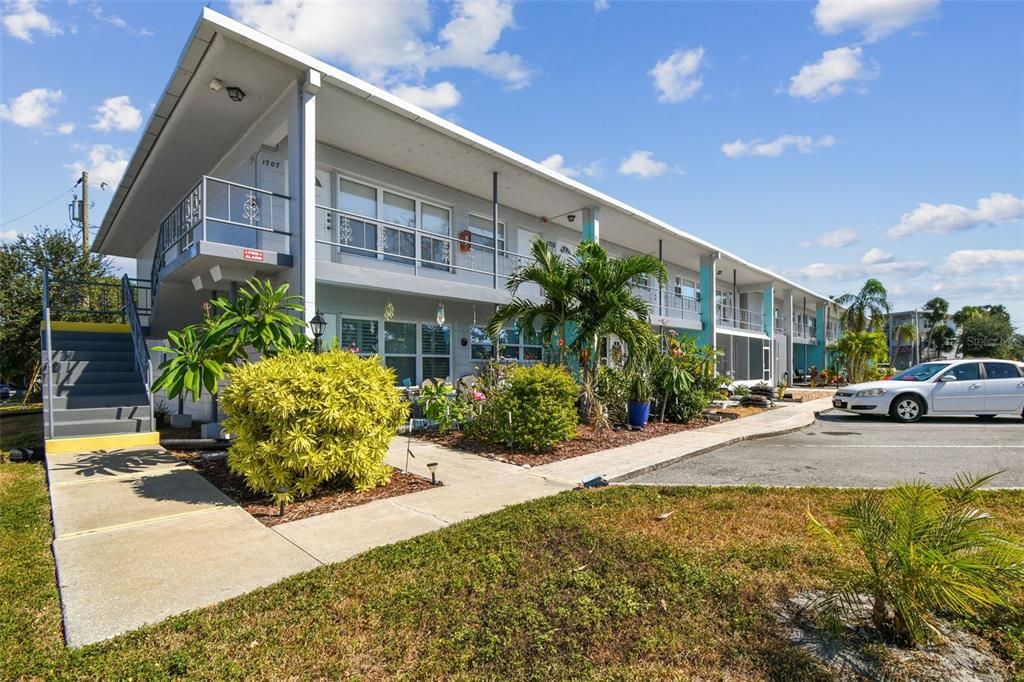 For Sale: $128,000 (2 beds, 1 baths, 835 Square Feet)