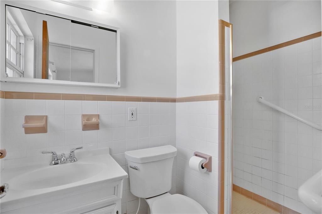 Под контрактом: $379,900 (3 спален, 2 ванн, 1856 Квадратных фут)