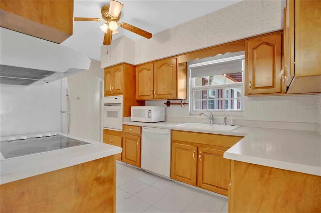 Под контрактом: $379,900 (3 спален, 2 ванн, 1856 Квадратных фут)