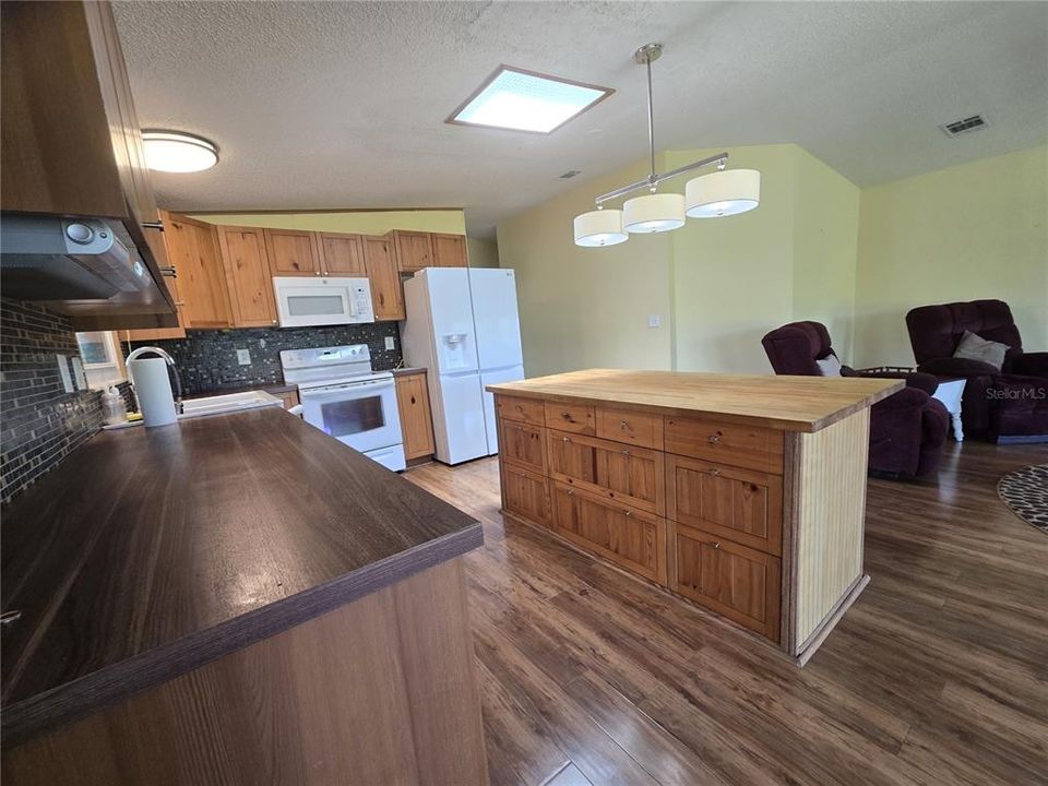 For Sale: $205,000 (2 beds, 2 baths, 1761 Square Feet)