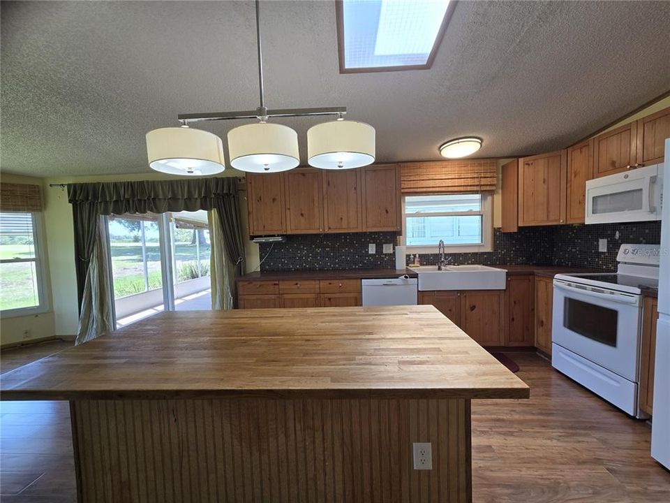 For Sale: $205,000 (2 beds, 2 baths, 1761 Square Feet)