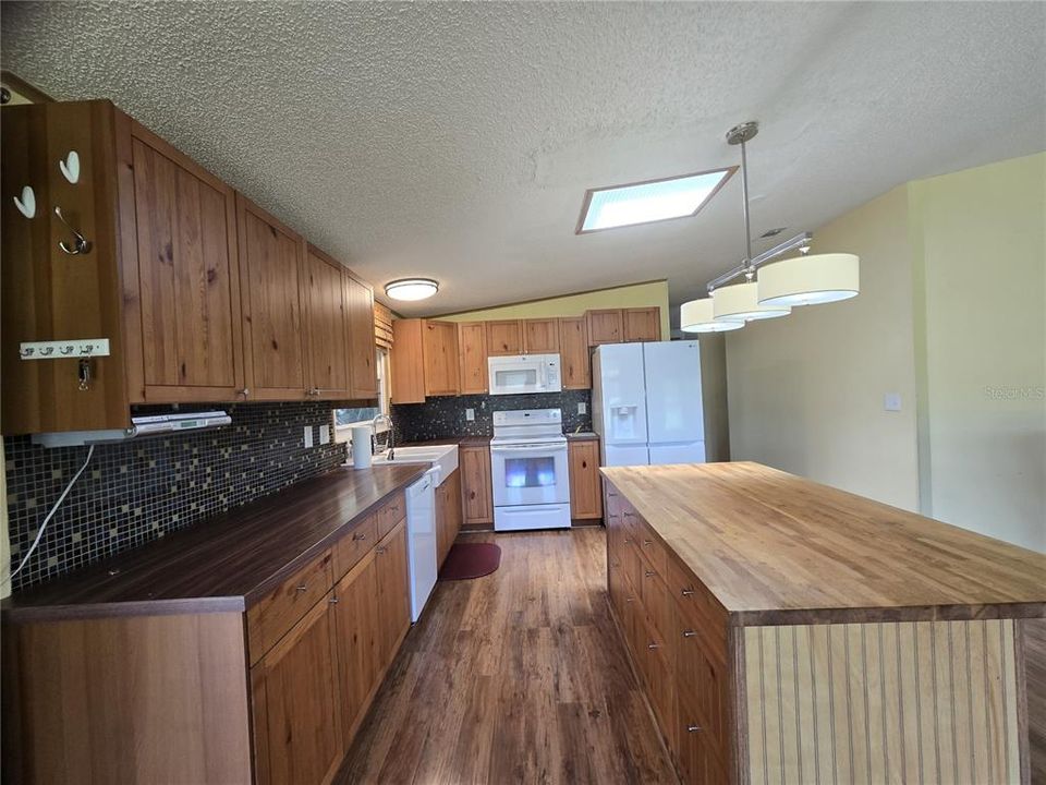 For Sale: $205,000 (2 beds, 2 baths, 1761 Square Feet)