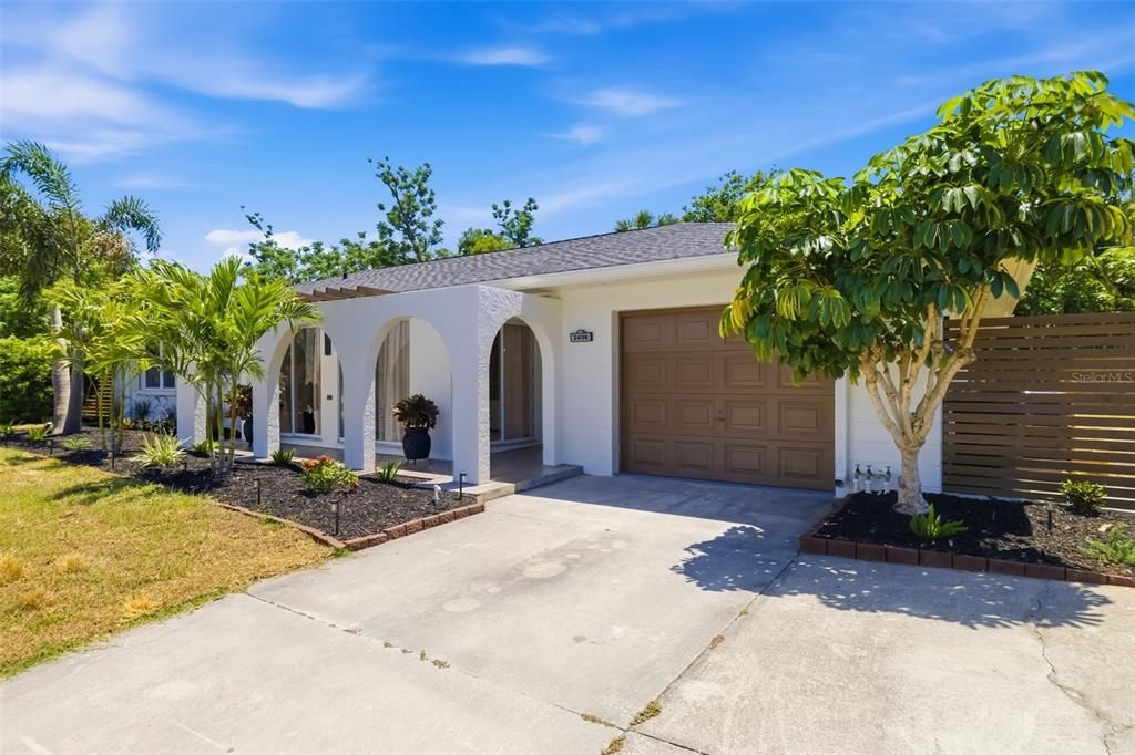 Active With Contract: $749,900 (4 beds, 3 baths, 1862 Square Feet)