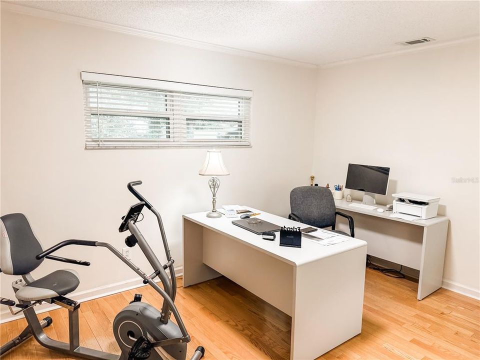 En Venta: $695,000 (4 camas, 2 baños, 2500 Pies cuadrados)