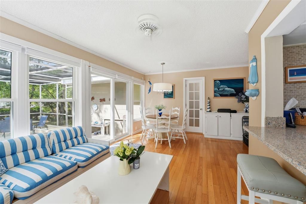 En Venta: $695,000 (4 camas, 2 baños, 2500 Pies cuadrados)