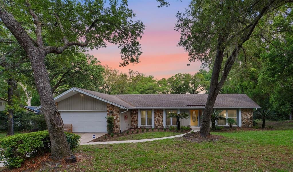 En Venta: $695,000 (4 camas, 2 baños, 2500 Pies cuadrados)