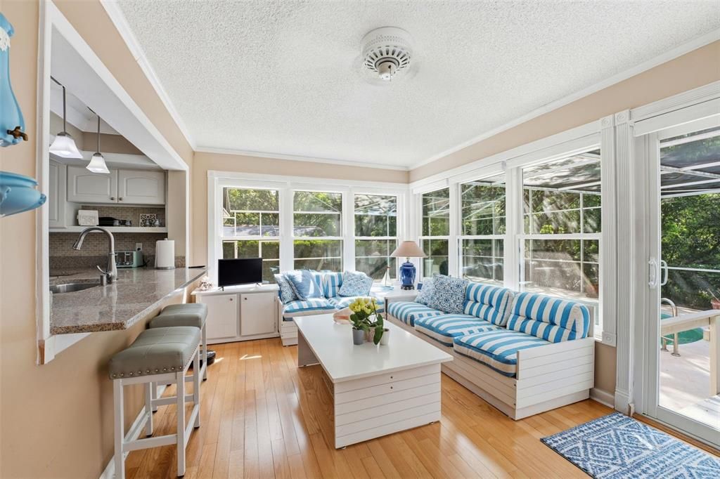 En Venta: $695,000 (4 camas, 2 baños, 2500 Pies cuadrados)