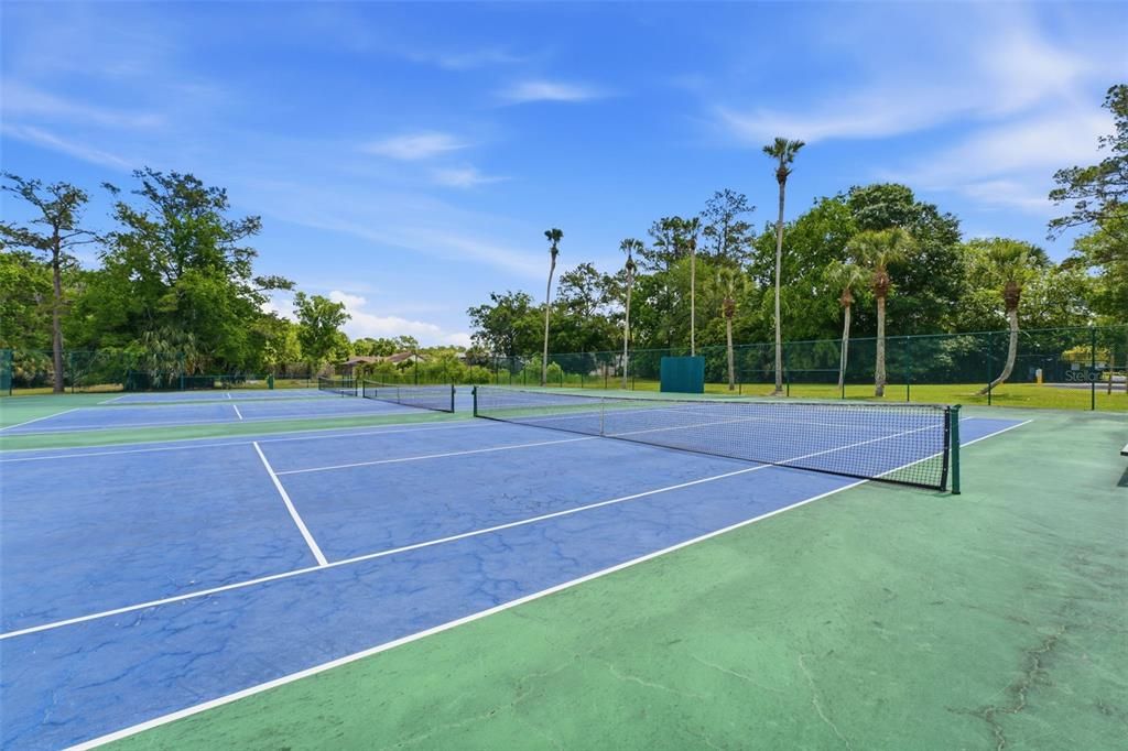 En Venta: $695,000 (4 camas, 2 baños, 2500 Pies cuadrados)