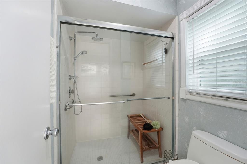 En Venta: $695,000 (4 camas, 2 baños, 2500 Pies cuadrados)