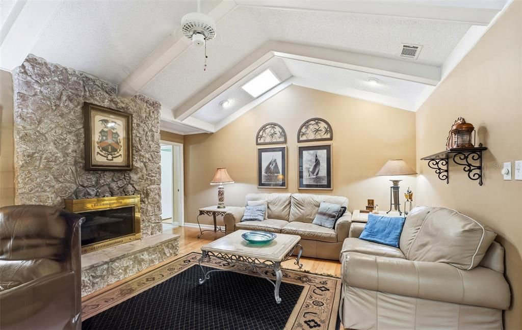 En Venta: $695,000 (4 camas, 2 baños, 2500 Pies cuadrados)