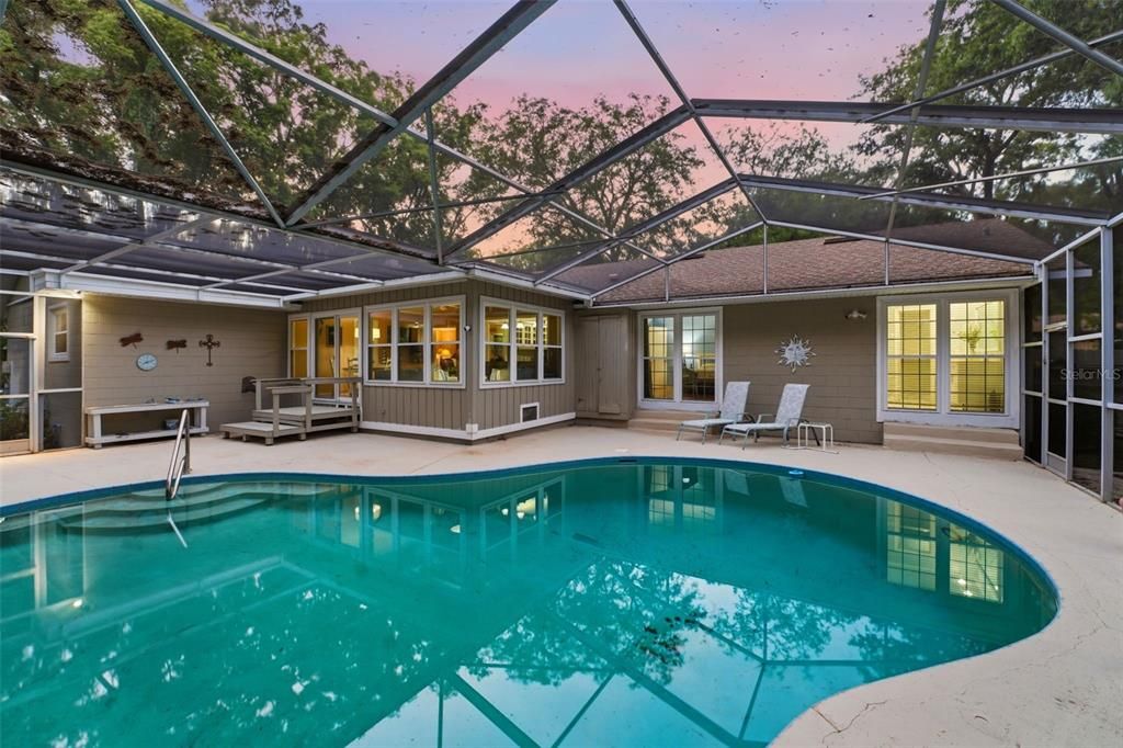 En Venta: $695,000 (4 camas, 2 baños, 2500 Pies cuadrados)