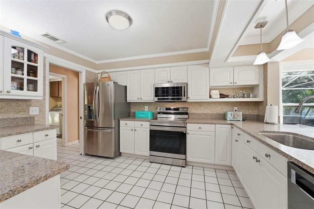 En Venta: $695,000 (4 camas, 2 baños, 2500 Pies cuadrados)