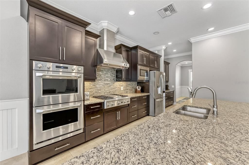 Activo con contrato: $1,295,000 (5 camas, 4 baños, 4657 Pies cuadrados)