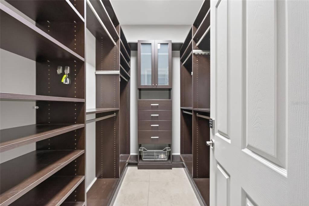 Activo con contrato: $1,295,000 (5 camas, 4 baños, 4657 Pies cuadrados)