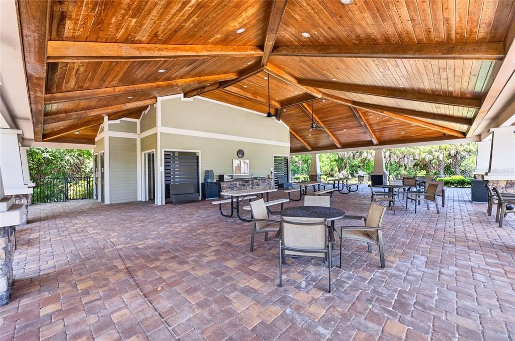 Activo con contrato: $1,295,000 (5 camas, 4 baños, 4657 Pies cuadrados)