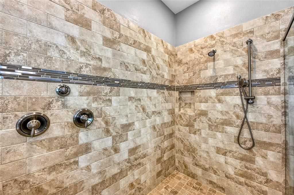 Activo con contrato: $1,295,000 (5 camas, 4 baños, 4657 Pies cuadrados)