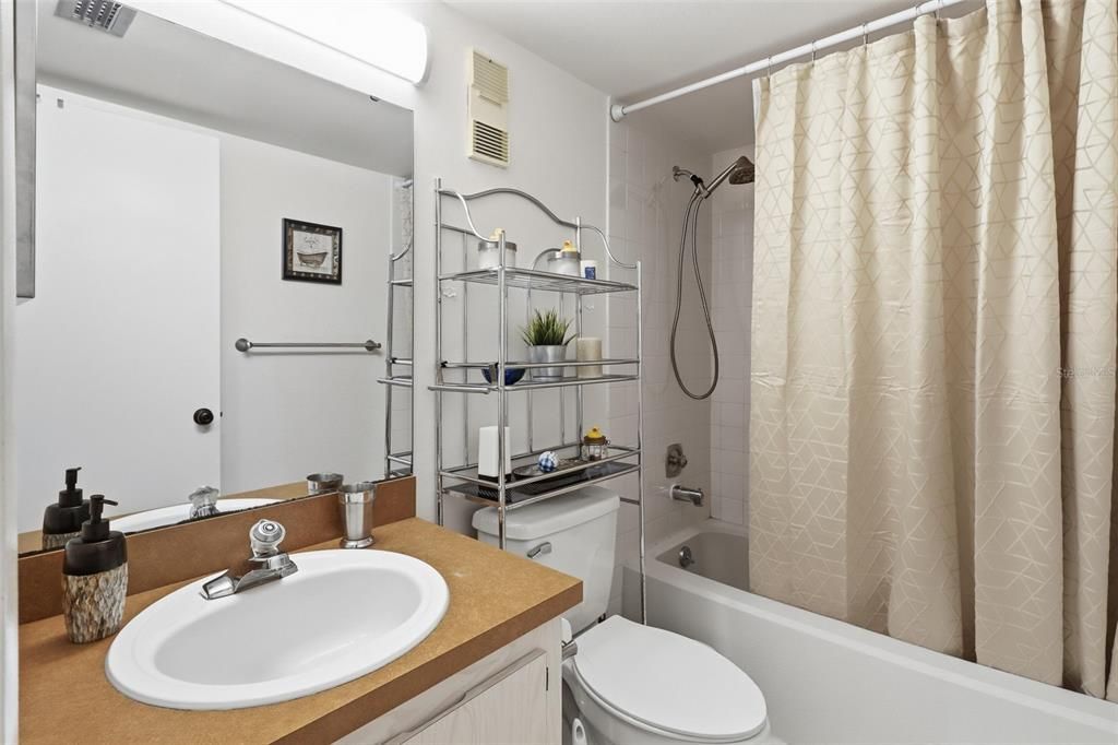 For Sale: $174,000 (2 beds, 2 baths, 897 Square Feet)