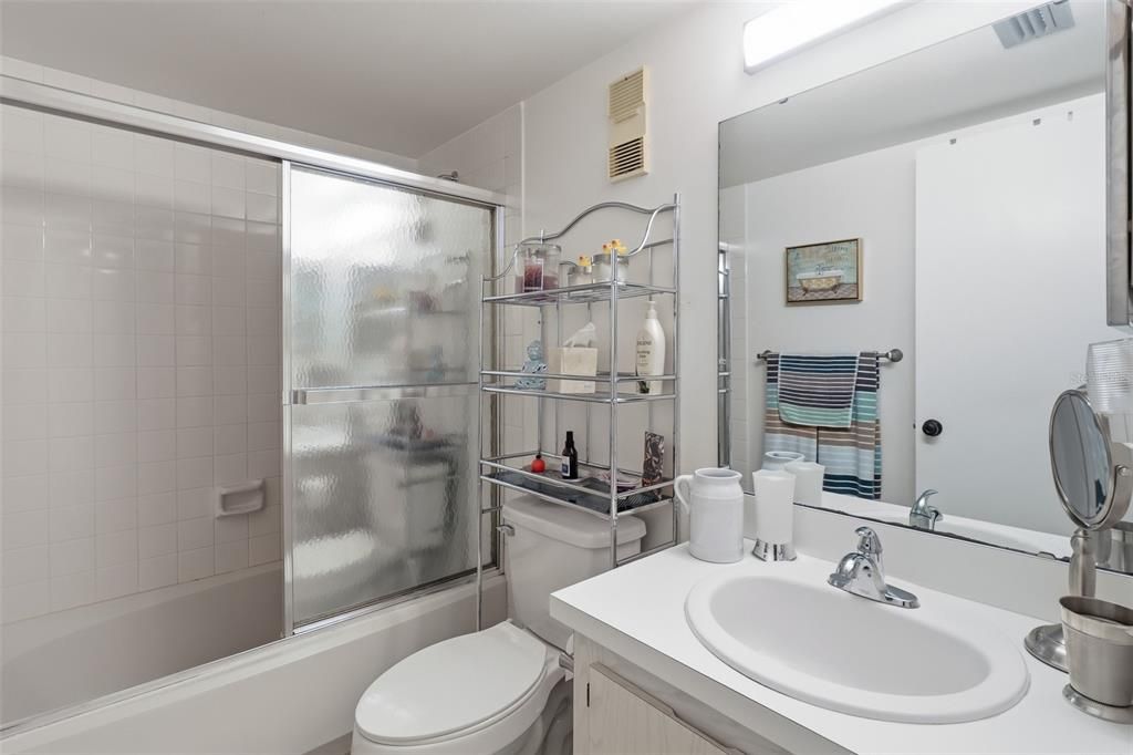 For Sale: $174,000 (2 beds, 2 baths, 897 Square Feet)