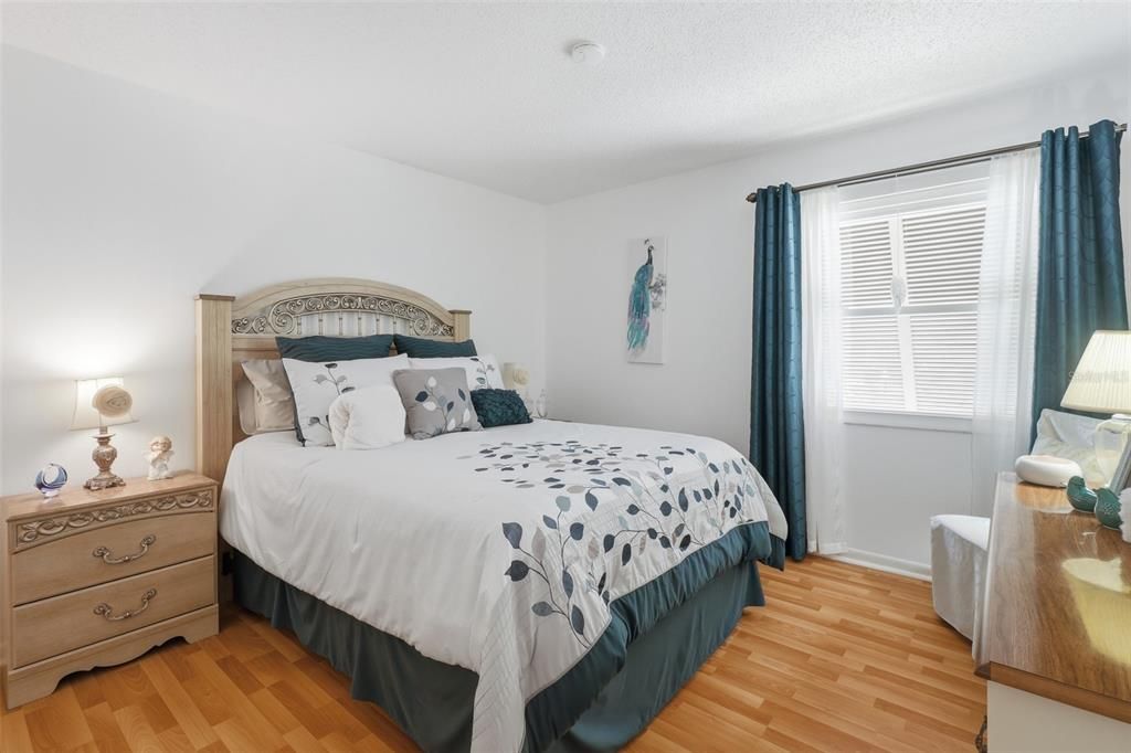 For Sale: $174,000 (2 beds, 2 baths, 897 Square Feet)