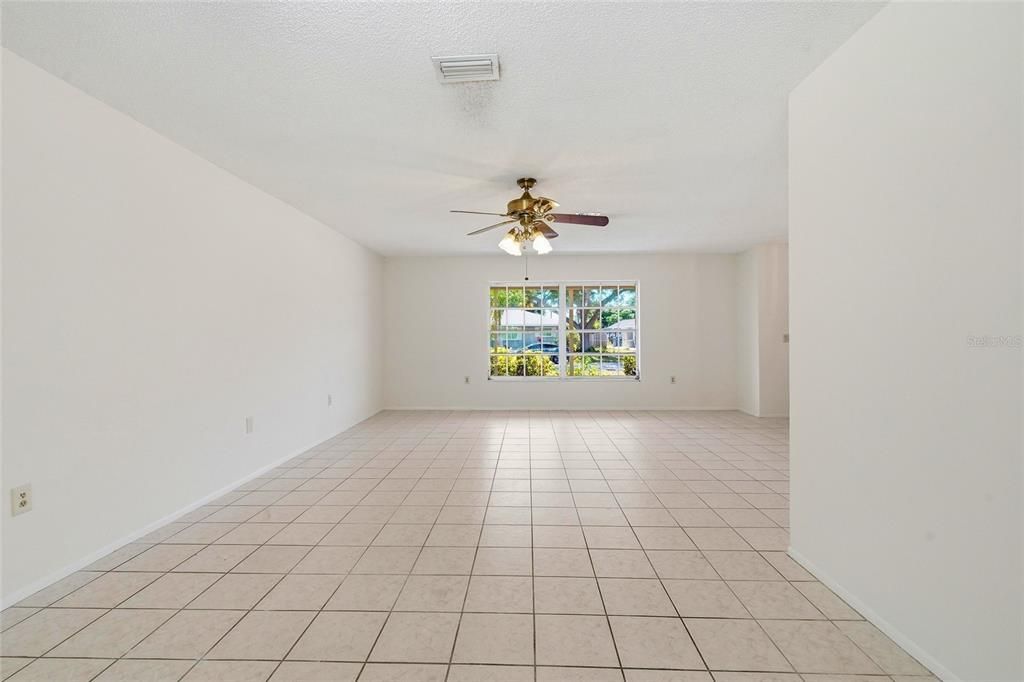 Activo con contrato: $395,000 (3 camas, 2 baños, 1844 Pies cuadrados)