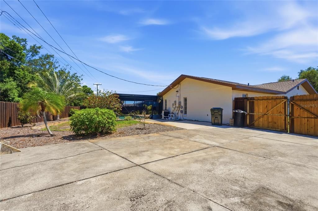 Activo con contrato: $395,000 (3 camas, 2 baños, 1844 Pies cuadrados)