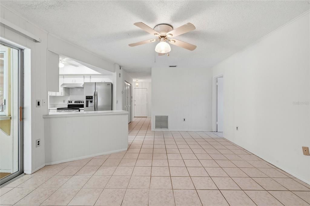 Activo con contrato: $395,000 (3 camas, 2 baños, 1844 Pies cuadrados)