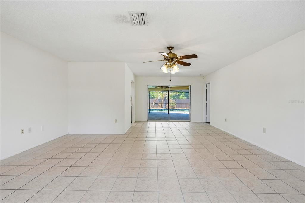 Activo con contrato: $395,000 (3 camas, 2 baños, 1844 Pies cuadrados)