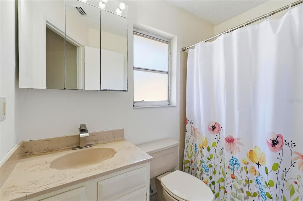 Activo con contrato: $395,000 (3 camas, 2 baños, 1844 Pies cuadrados)