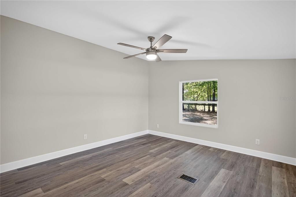 For Sale: $399,900 (3 beds, 2 baths, 1915 Square Feet)