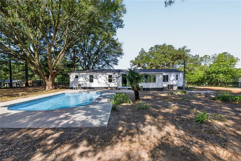 For Sale: $399,900 (3 beds, 2 baths, 1915 Square Feet)