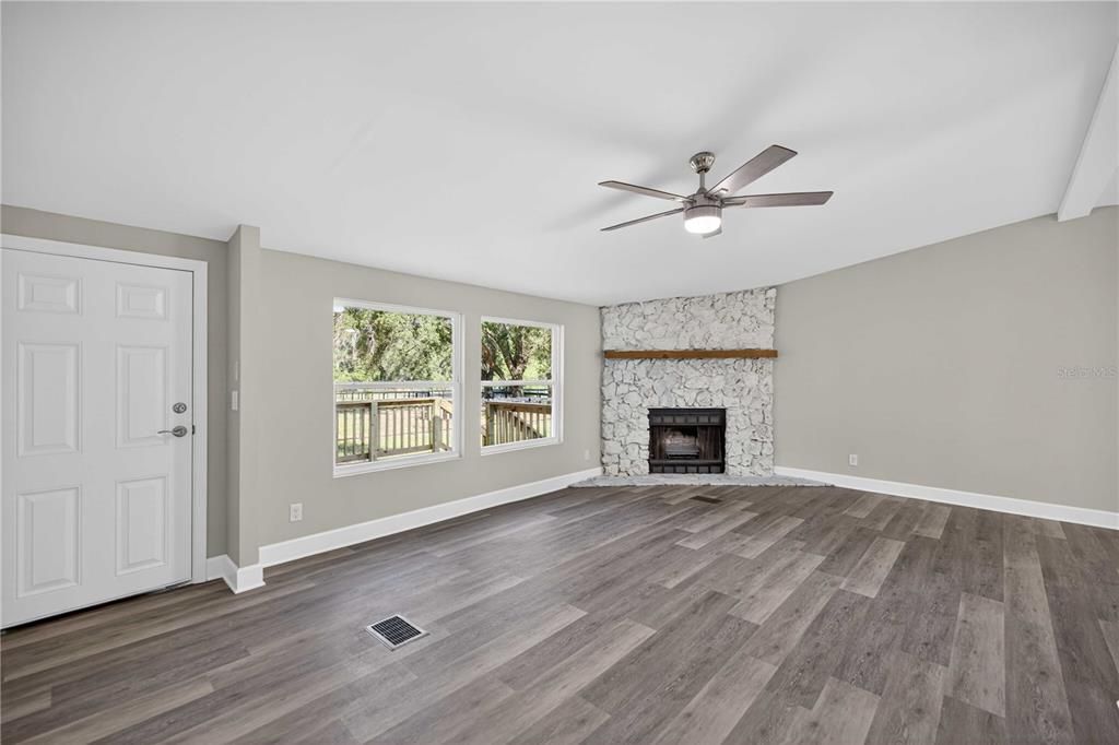 For Sale: $399,900 (3 beds, 2 baths, 1915 Square Feet)