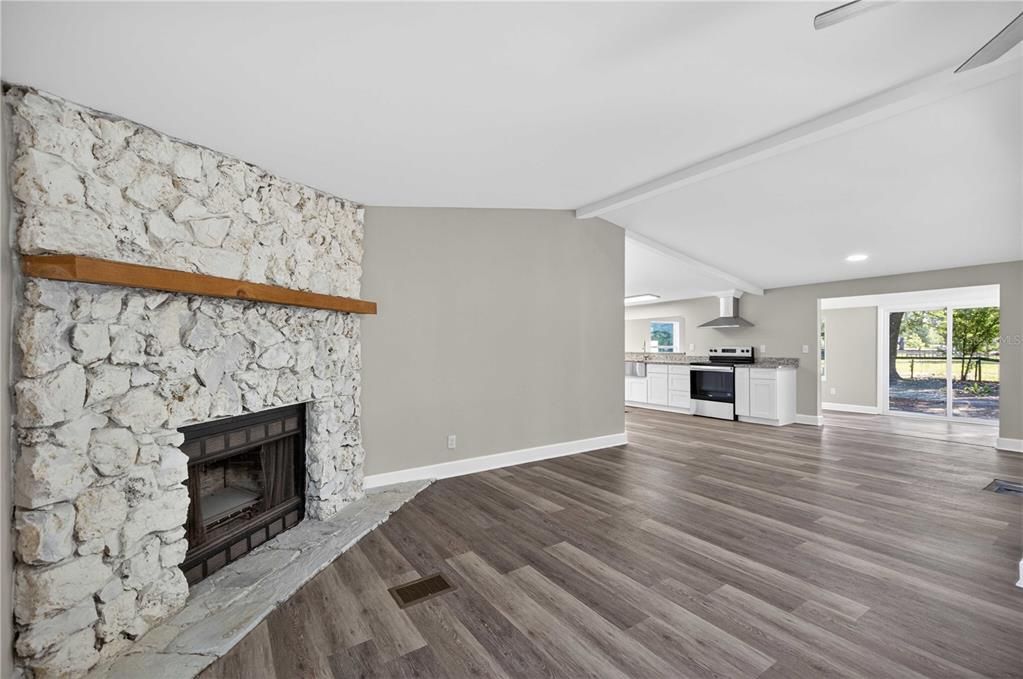 For Sale: $399,900 (3 beds, 2 baths, 1915 Square Feet)